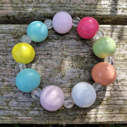 Färgglatt armband i retrostil. Trä- och glas-pärlor.