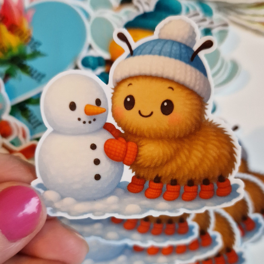 Sticker. Gullig larv som bygger en snögubbe.
