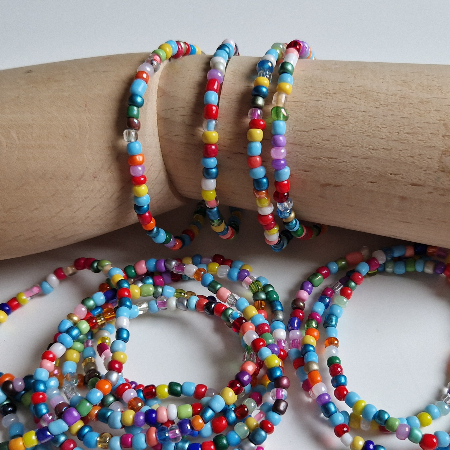 Färgglada armband.  Set med 3 . Glaspärlor i mixade färger.