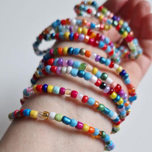 Färgglada armband.  Set med 3 . Glaspärlor i mixade färger.