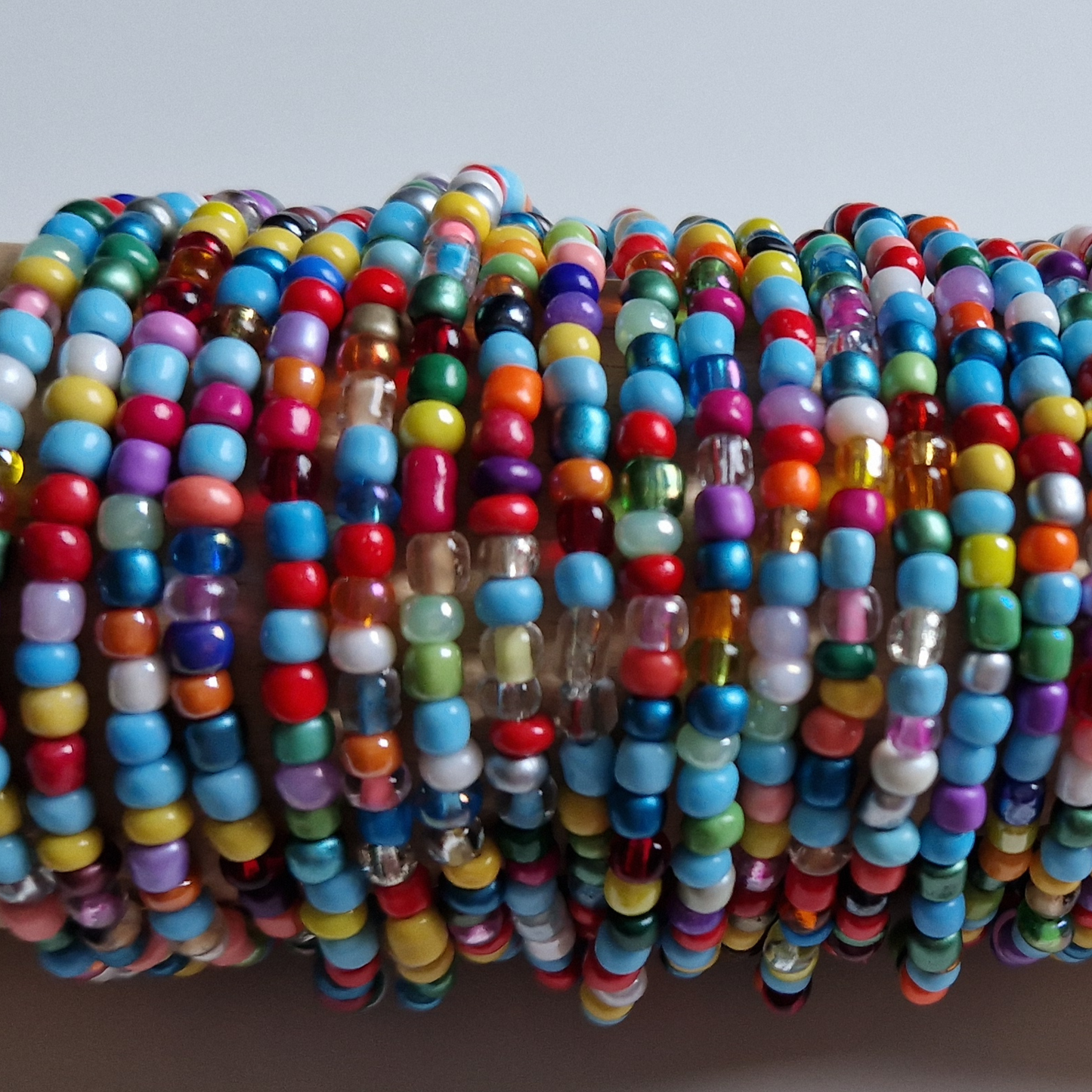 Färgglada armband.  Set med 3 . Glaspärlor i mixade färger.