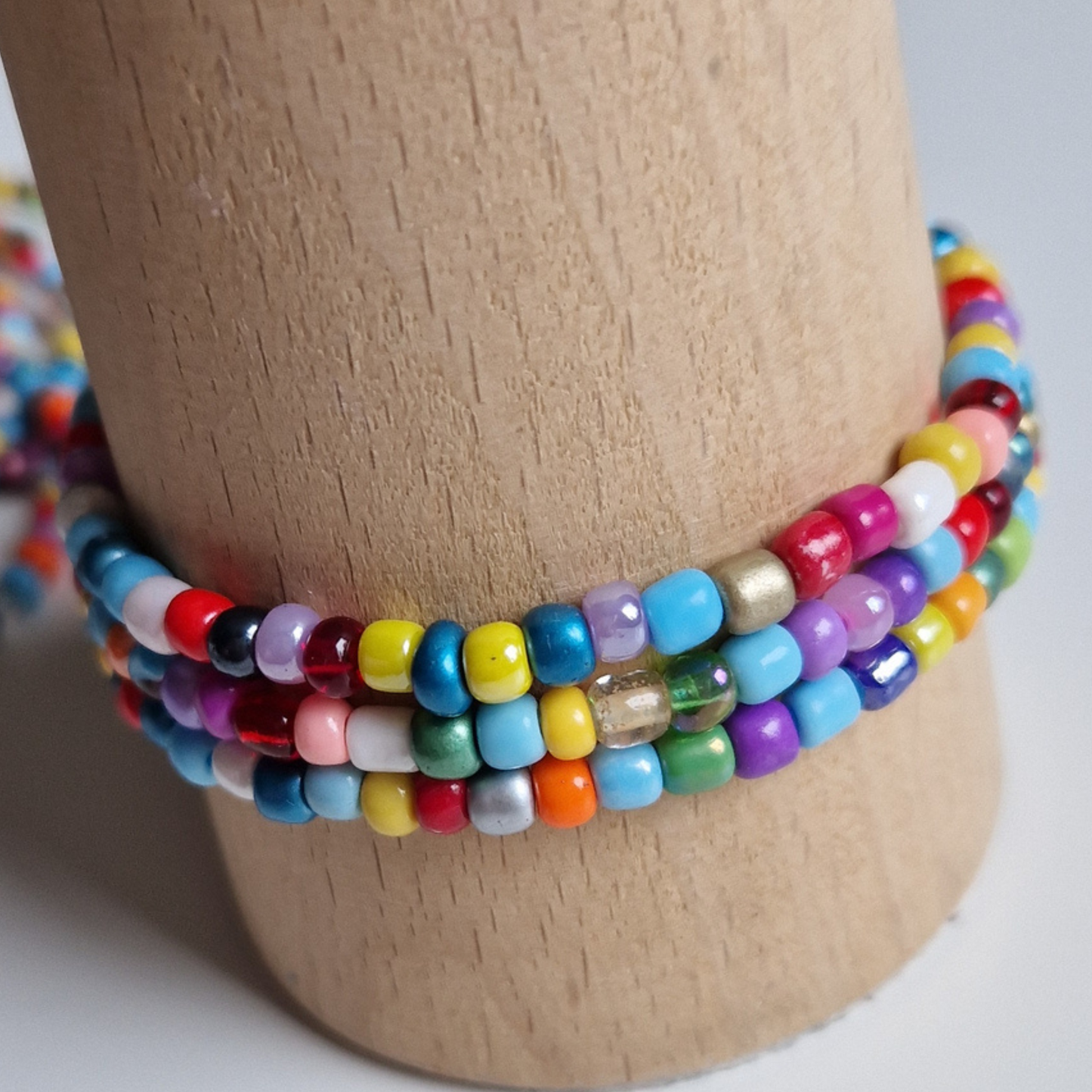 Färgglada armband.  Set med 3 . Glaspärlor i mixade färger.