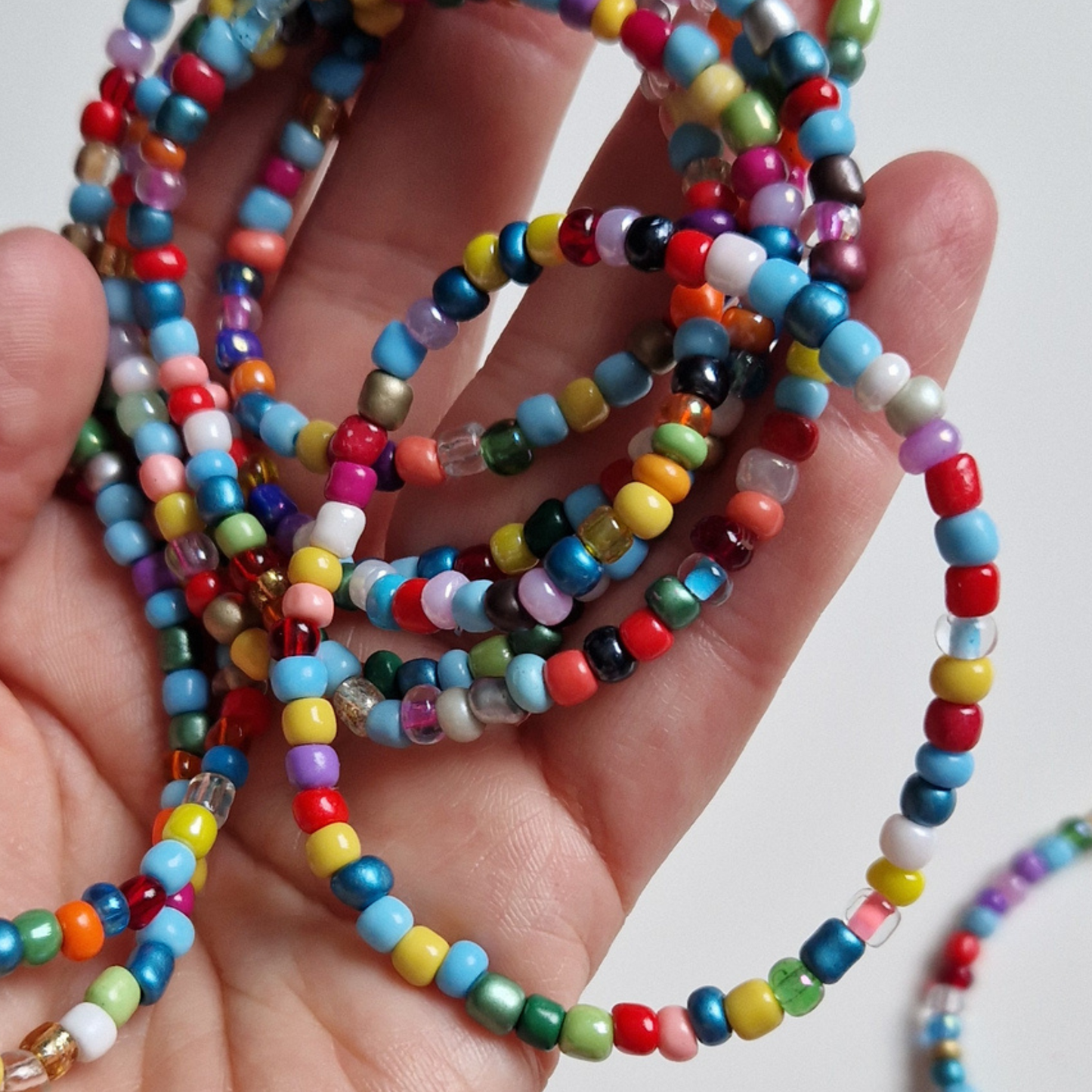 Färgglada armband.  Set med 3 . Glaspärlor i mixade färger.