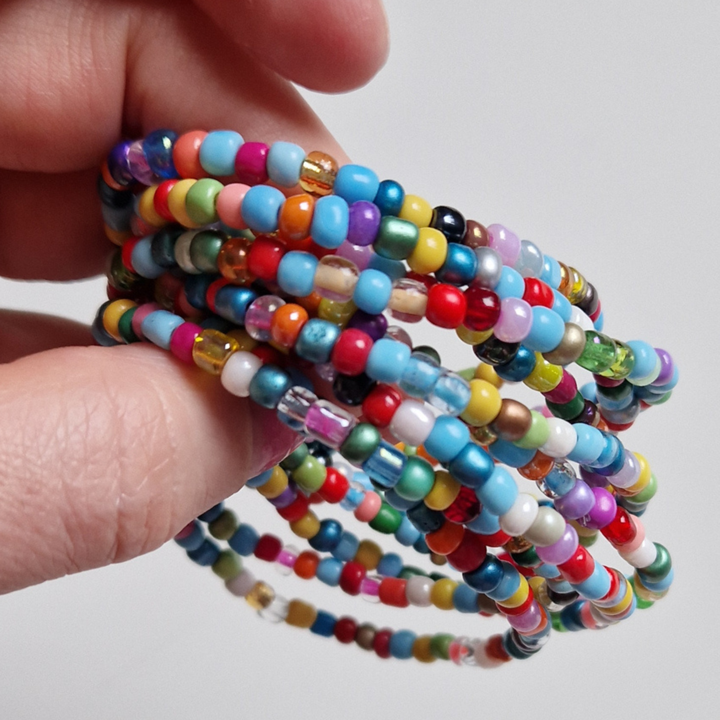 Färgglada armband.  Set med 3 . Glaspärlor i mixade färger.