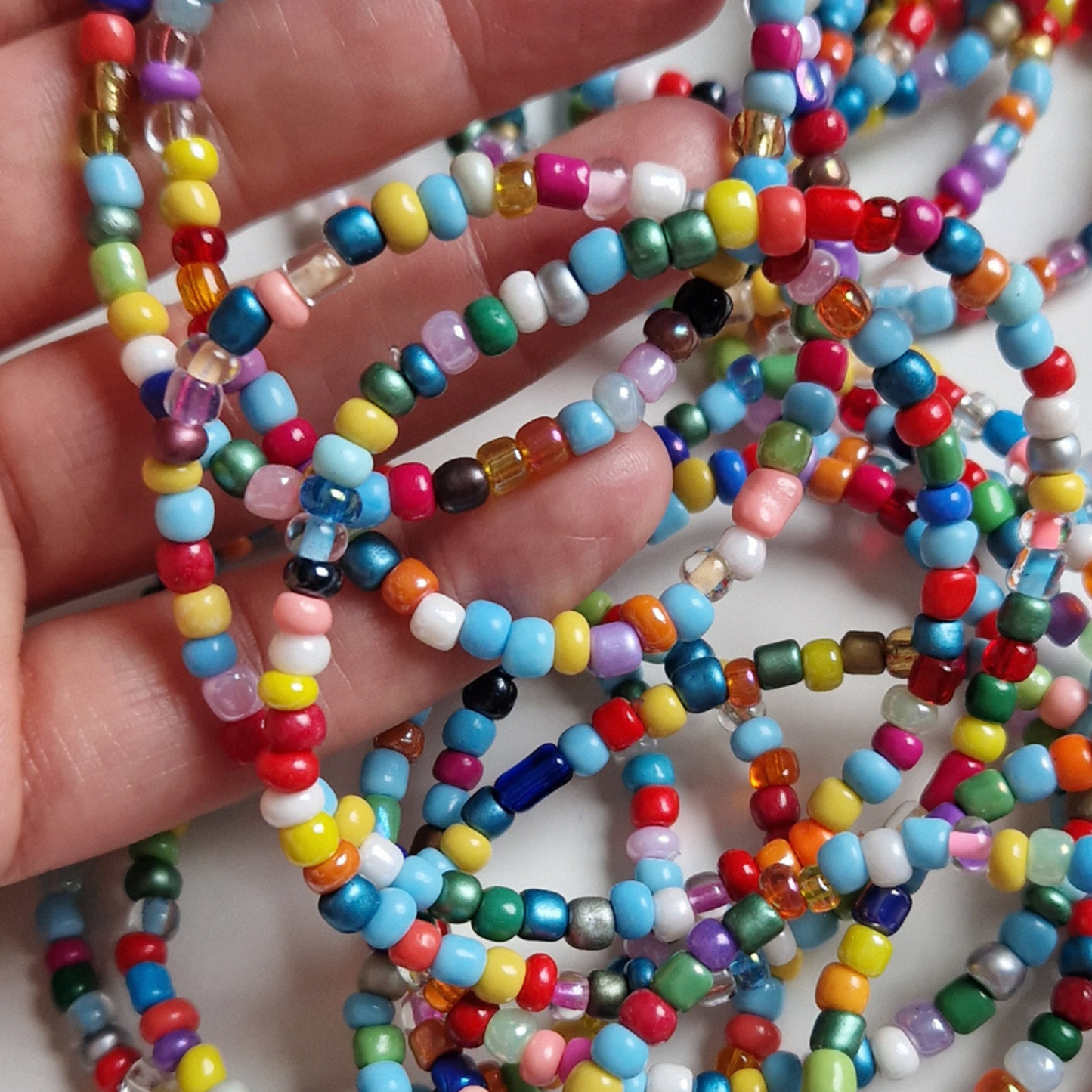 Färgglada armband.  Set med 3 . Glaspärlor i mixade färger.