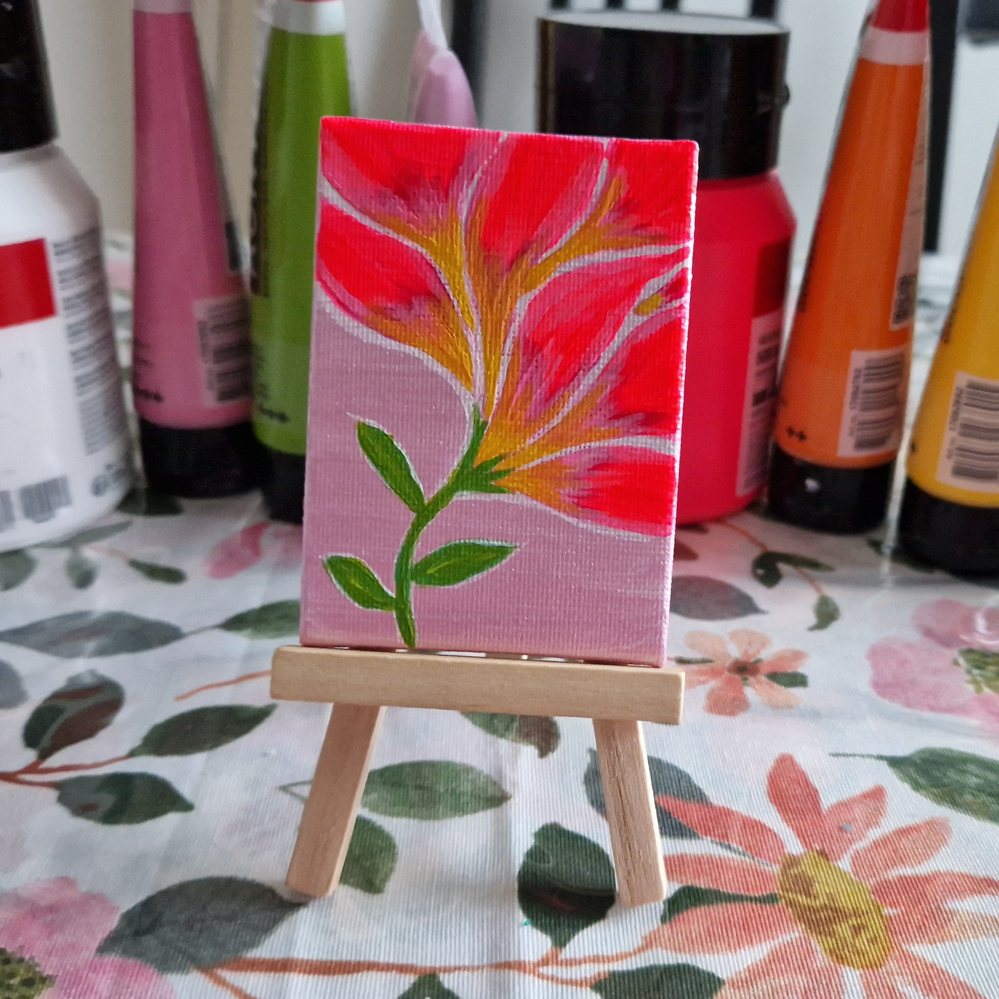 Mini Original Målning. Färgglad Blomma med tillhörande trä-staffli.