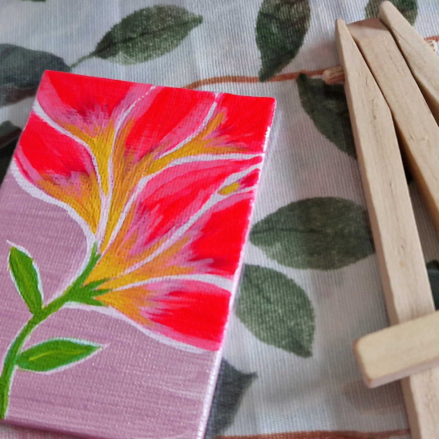 Mini Original Målning. Färgglad Blomma med tillhörande trä-staffli.