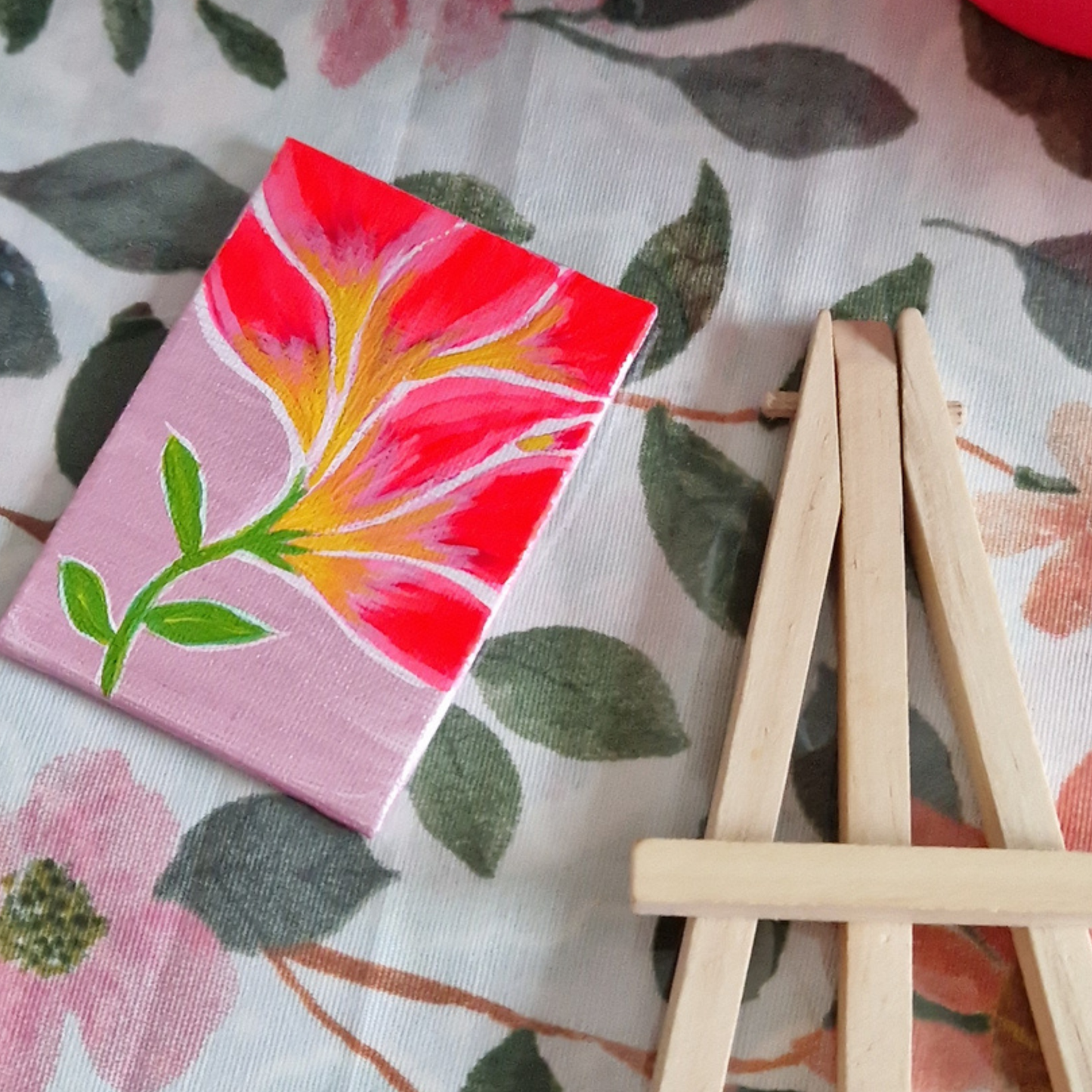 Mini Original Målning. Färgglad Blomma med tillhörande trä-staffli.